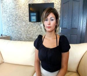 Erkek arkadaşından ayrılmak isteyince cep telefonundan izlendiğini fark etti.
