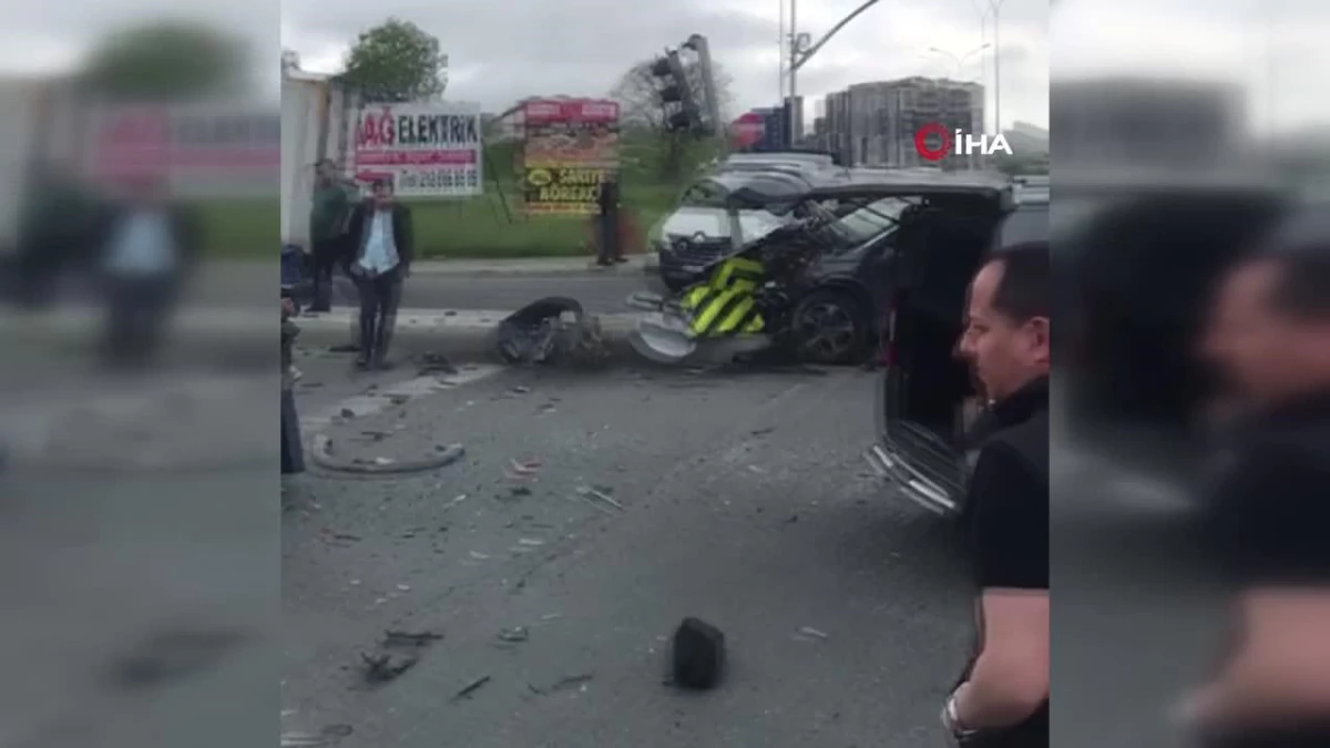 Arnavutköy'de iki otomobilin çarpıştığı kaza kamerada