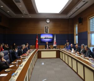 Bakan Ersoy'dan İzmirli vekillerle 'Çeşme Projesi' zirvesi