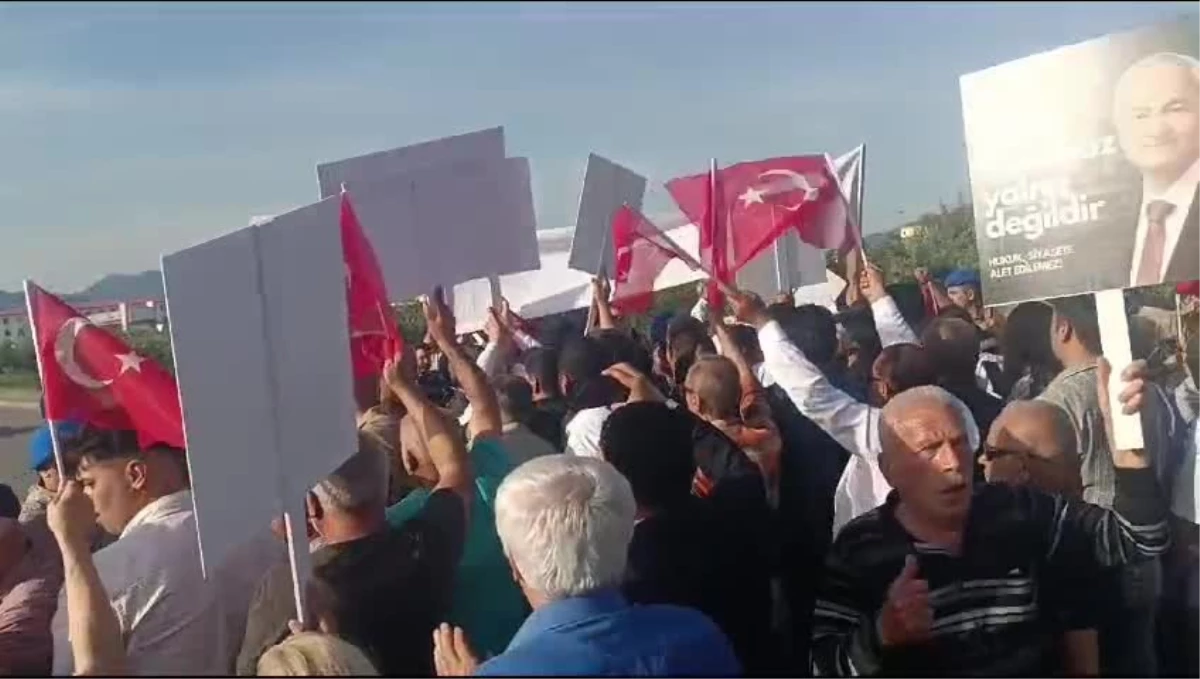 CHP'liler Antalya'da teleferik kazası sonrası tutuklanan belediye başkanını protesto etti