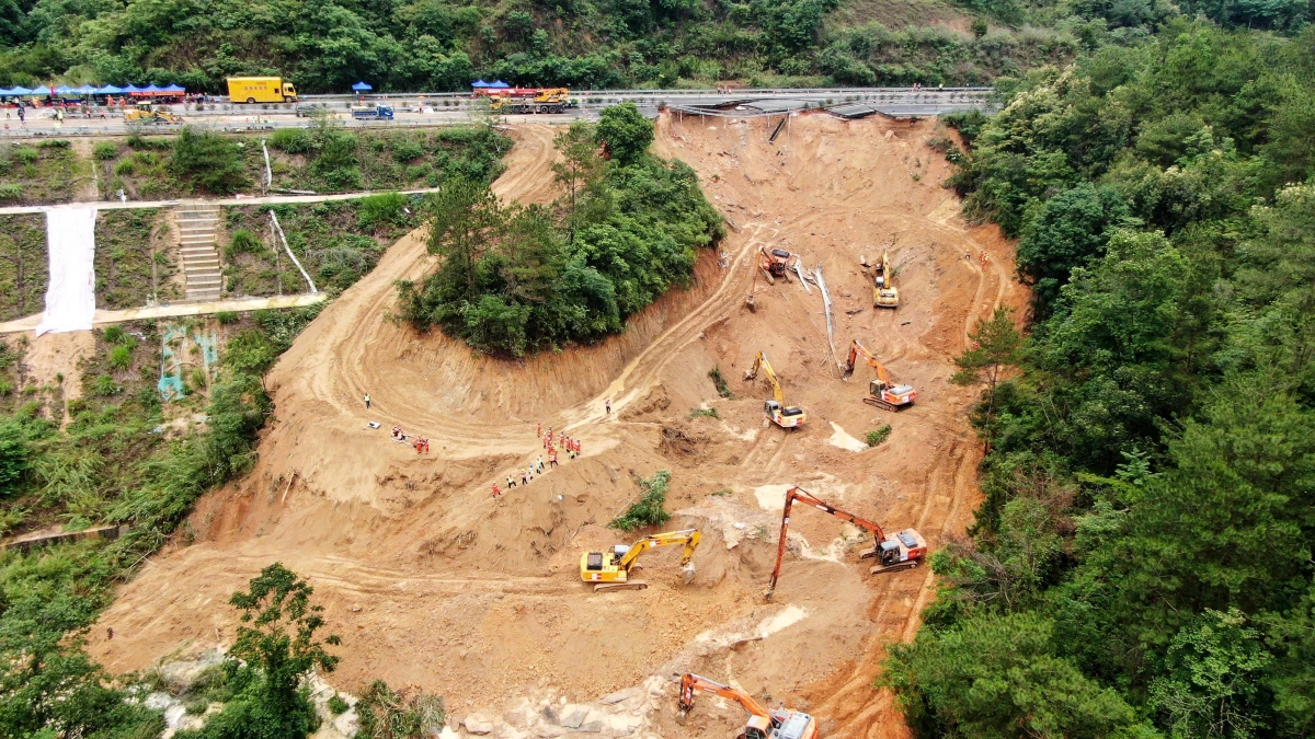Çin'de Meizhou-Dabu otoyolunda heyelan: 48 kişi hayatını kaybetti