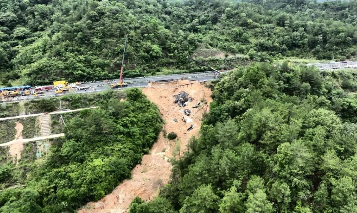 Çin'de Otoyol Çökmesi: Ölü Sayısı 36'ya Yükseldi