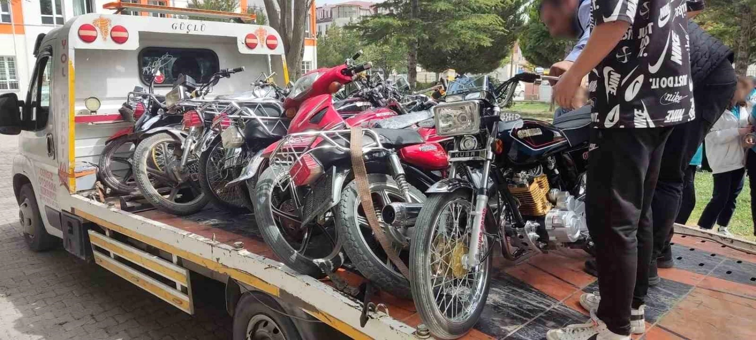 Dinar'da yapılan denetimde 9 motosiklet trafikten men edildi