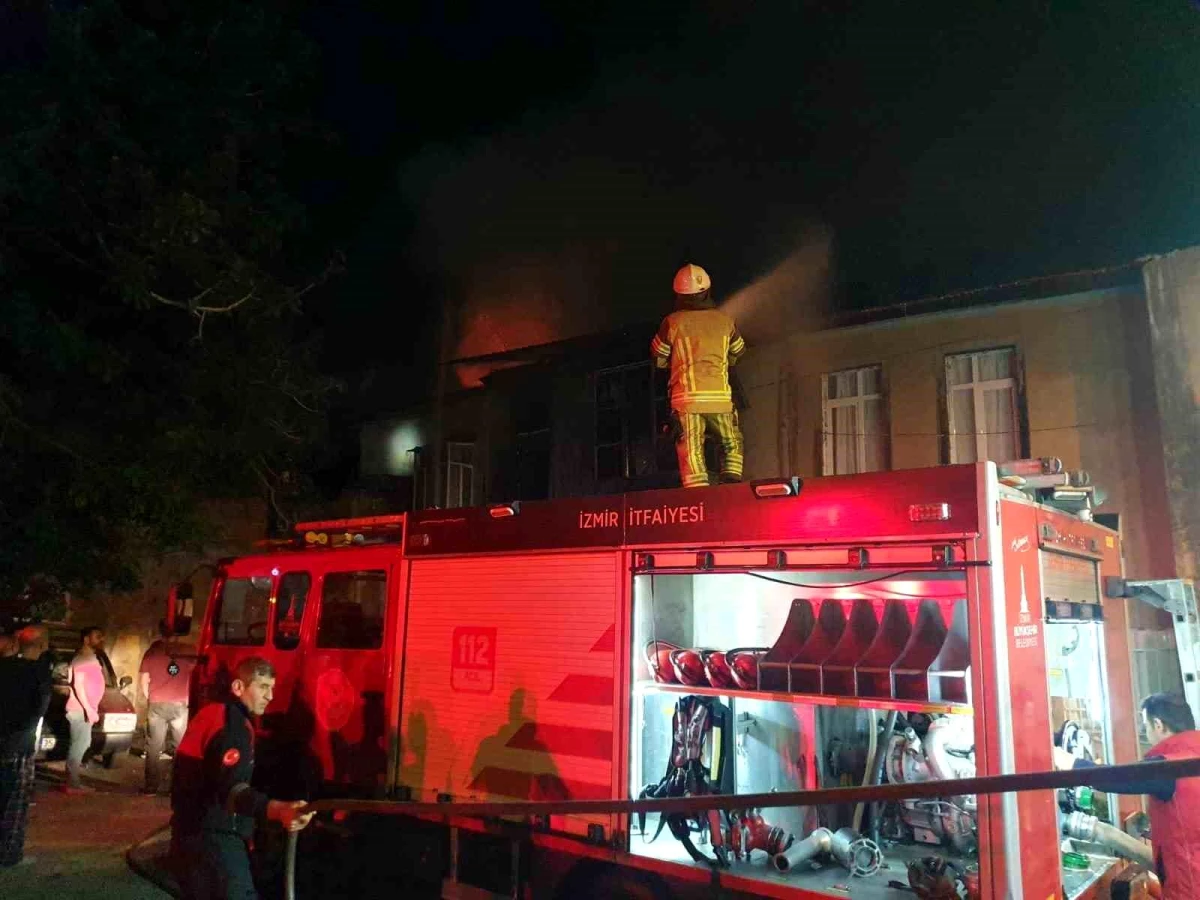 İzmir'de bir tekstil atölyesinde çıkan yangın bitişik binaya sıçradı