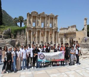İzmir polisinden öğrencilere gezi morali