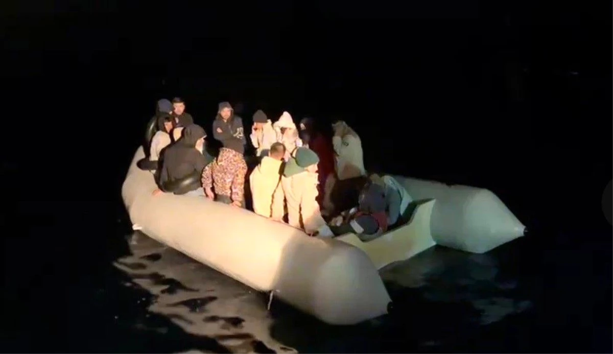 Kuşadası'nda Yunanistan unsurları tarafından geri itilen lastik bot içerisindeki düzensiz göçmenler kurtarıldı