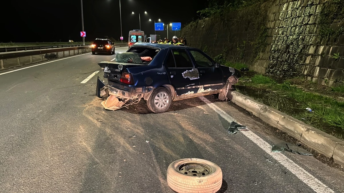 Rize'de arızalanan otomobile çarpan 2 araçta 2 kişi yaralandı