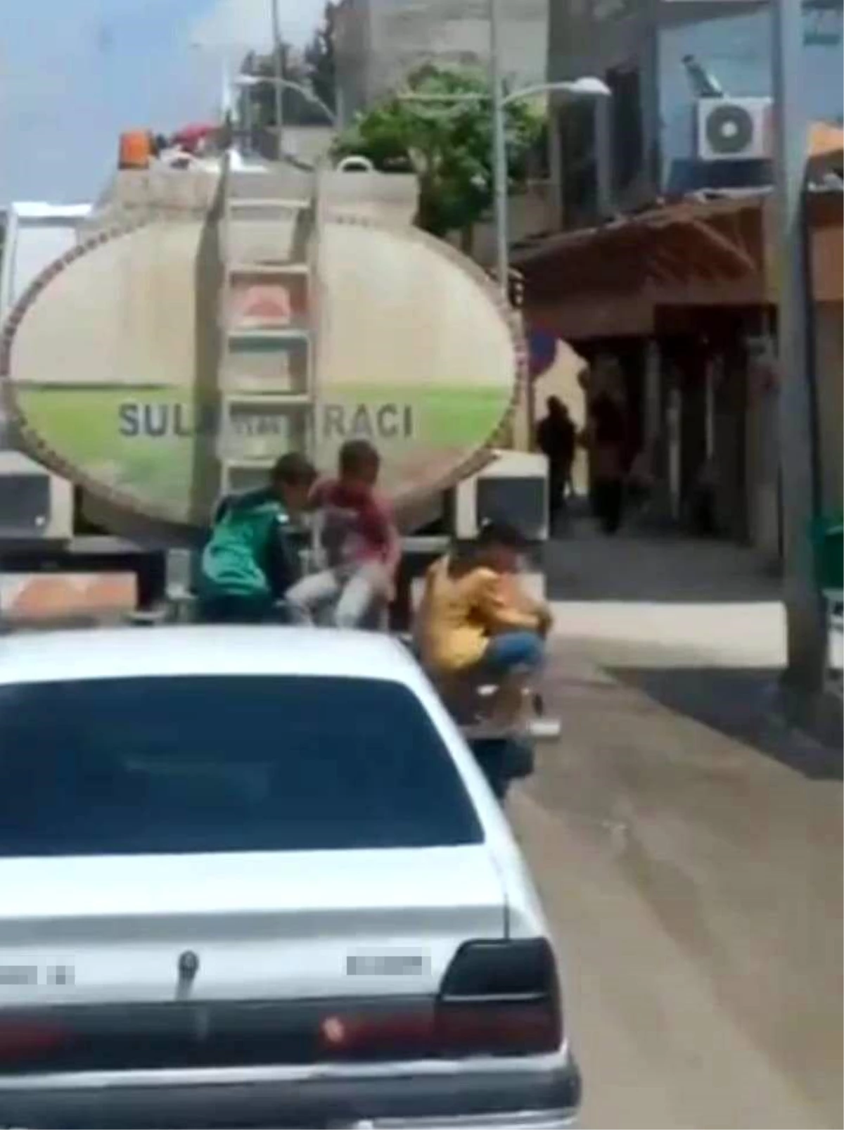 Şanlıurfa'da 3 küçük çocuğun tehlikeli yolculuğu