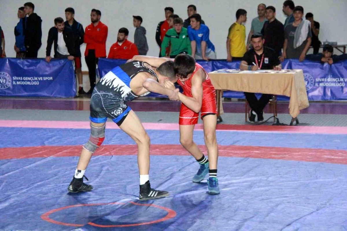 Sivas'ta U15 Türkiye Güreş Şampiyonası Başladı