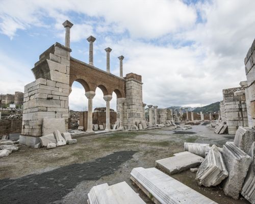 Ayasuluk Kalesi ve St. Jean Anıtı