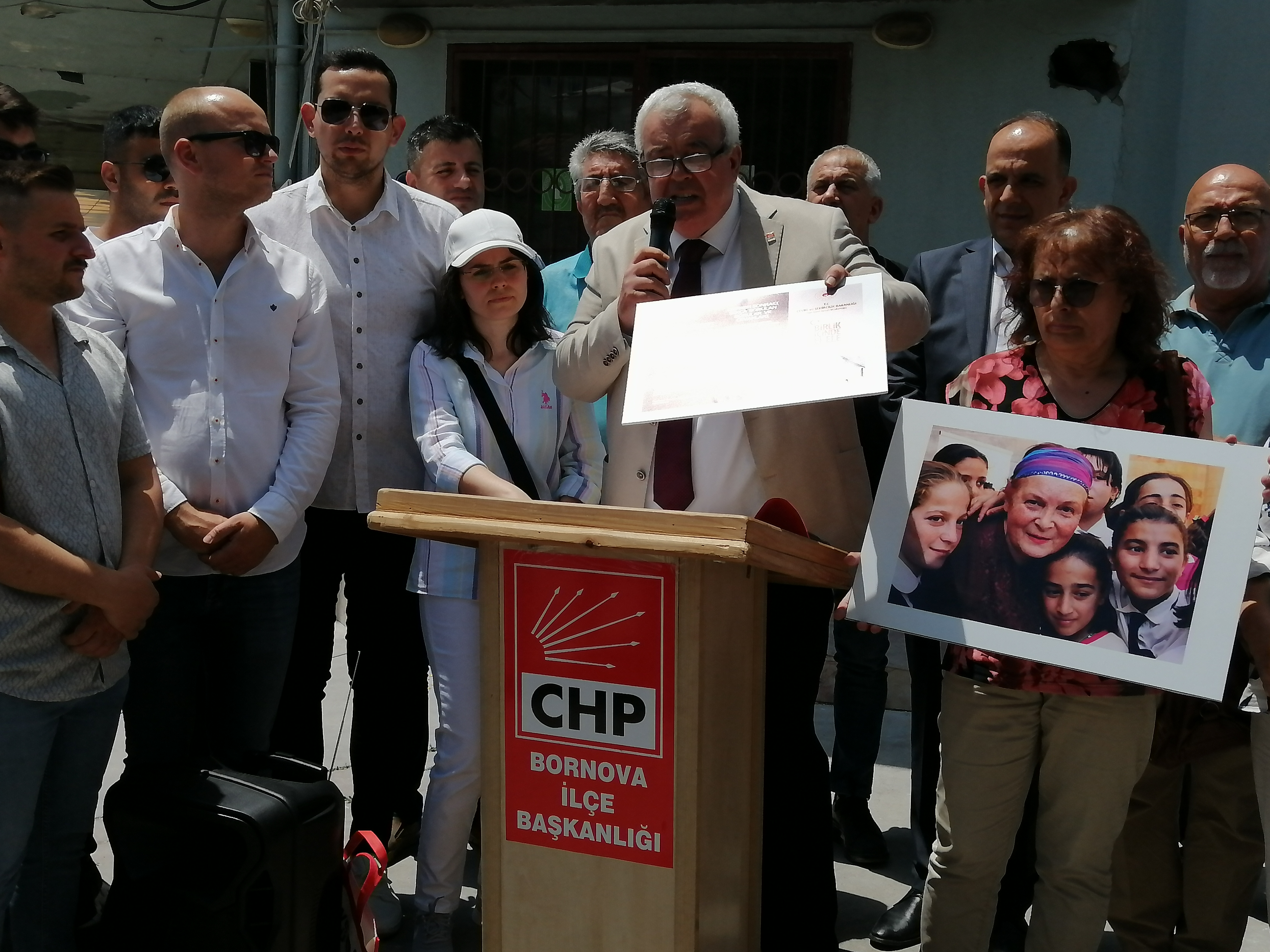 CHP Bornova’dan AK Parti’nin ‘yurt’ iddialarına sert yanıt: Yaşamları tehlikeye atan bakanlıktır