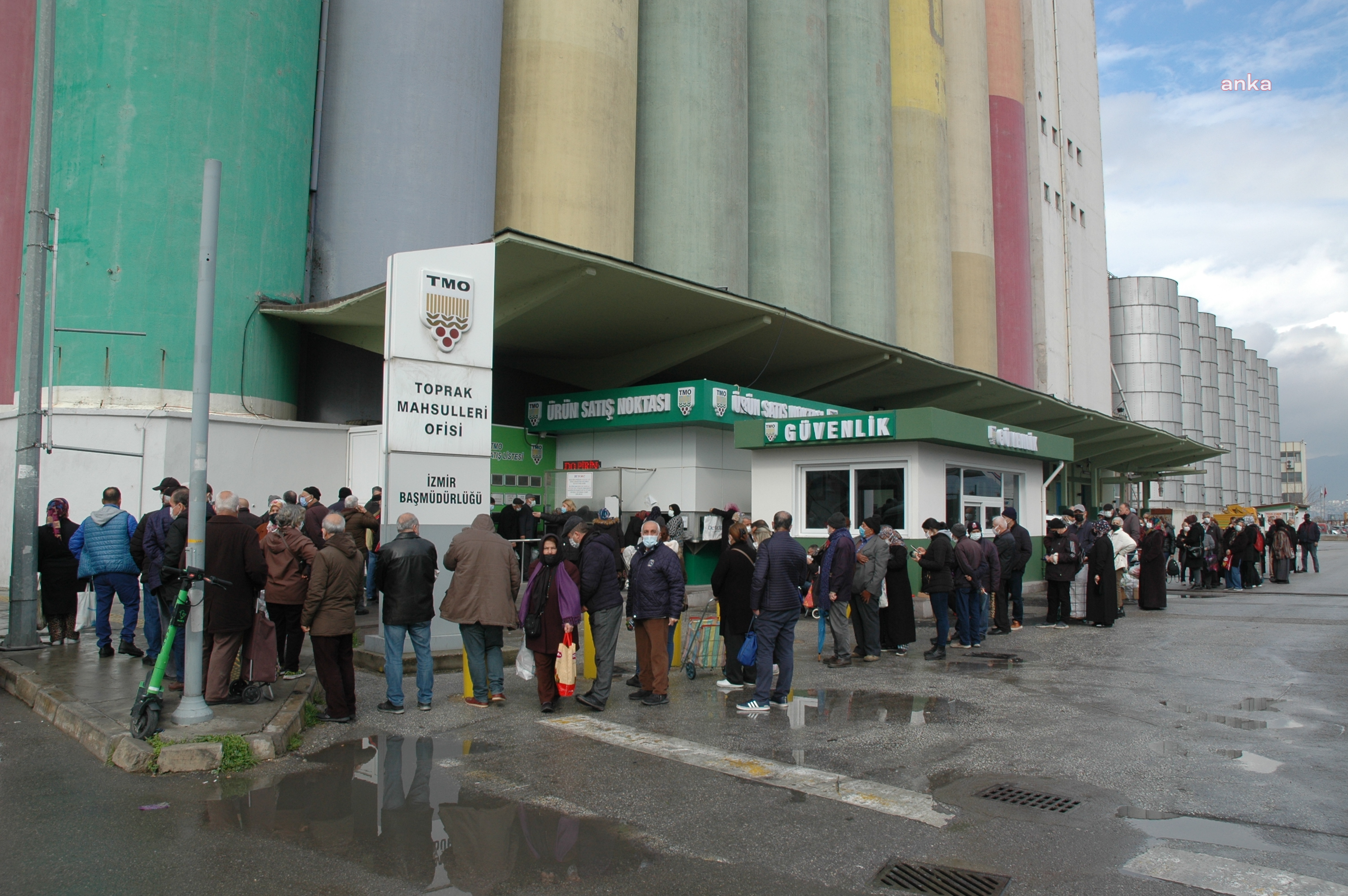 TMO'da kuyruğa giren vatandaşlar isyan etti: Bakan "Stokta var" dedi, geldik yağ yok!