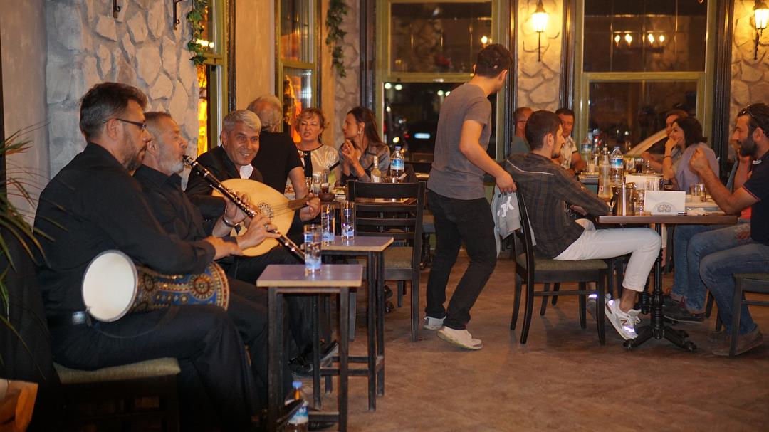 Ah Azize Meyhanesi Bayraklı Fotoğrafları
