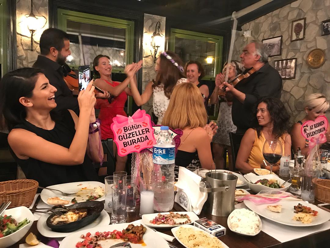 Ah Azize Meyhanesi Bayraklı Fotoğrafları