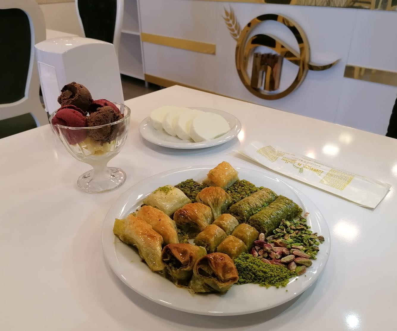 Bergama Hacıoğlu Baklava & Künefe Fotoğrafları