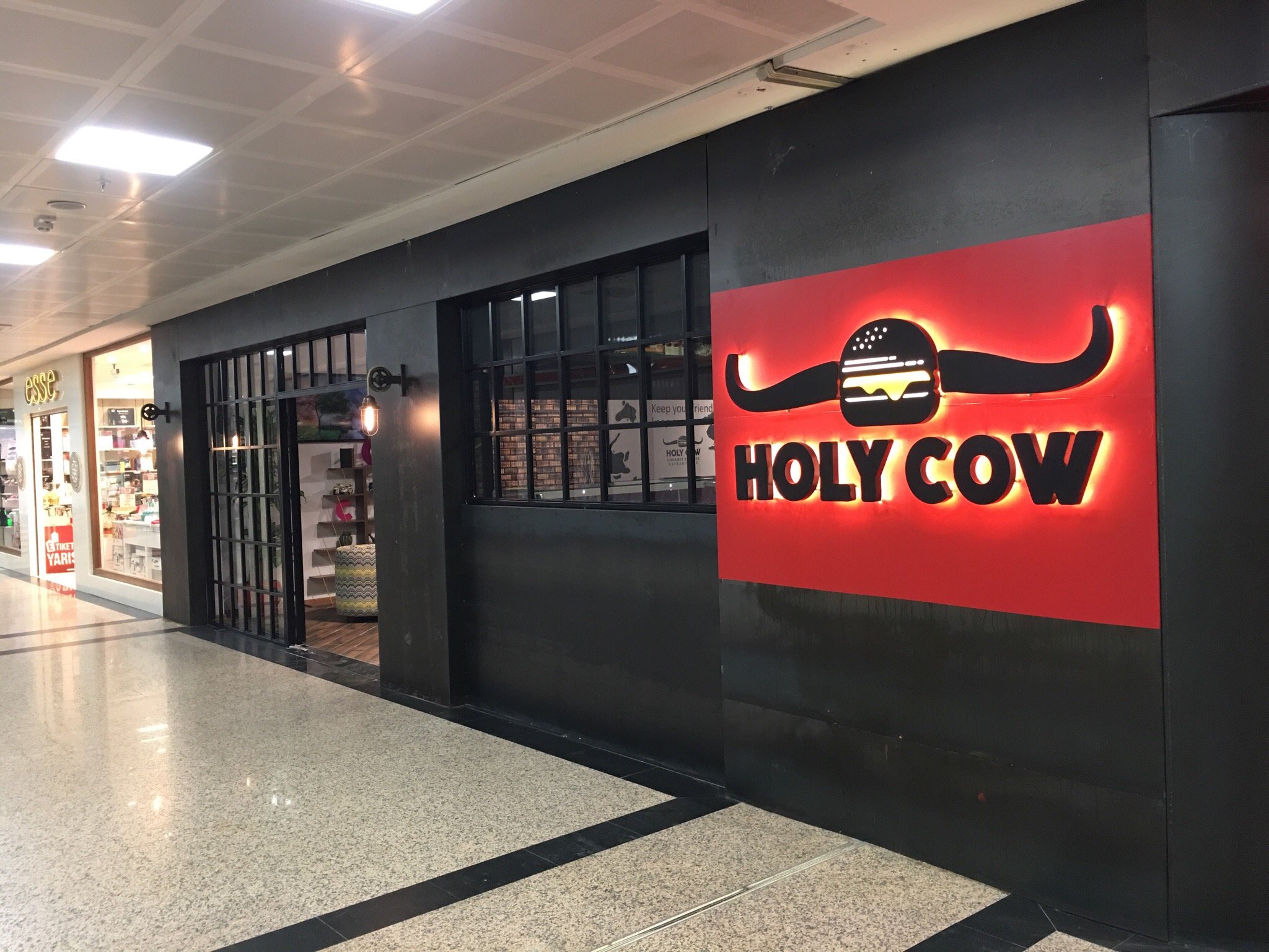 Holy Cow Gourmet Burgers & Steakhouse Fotoğrafları