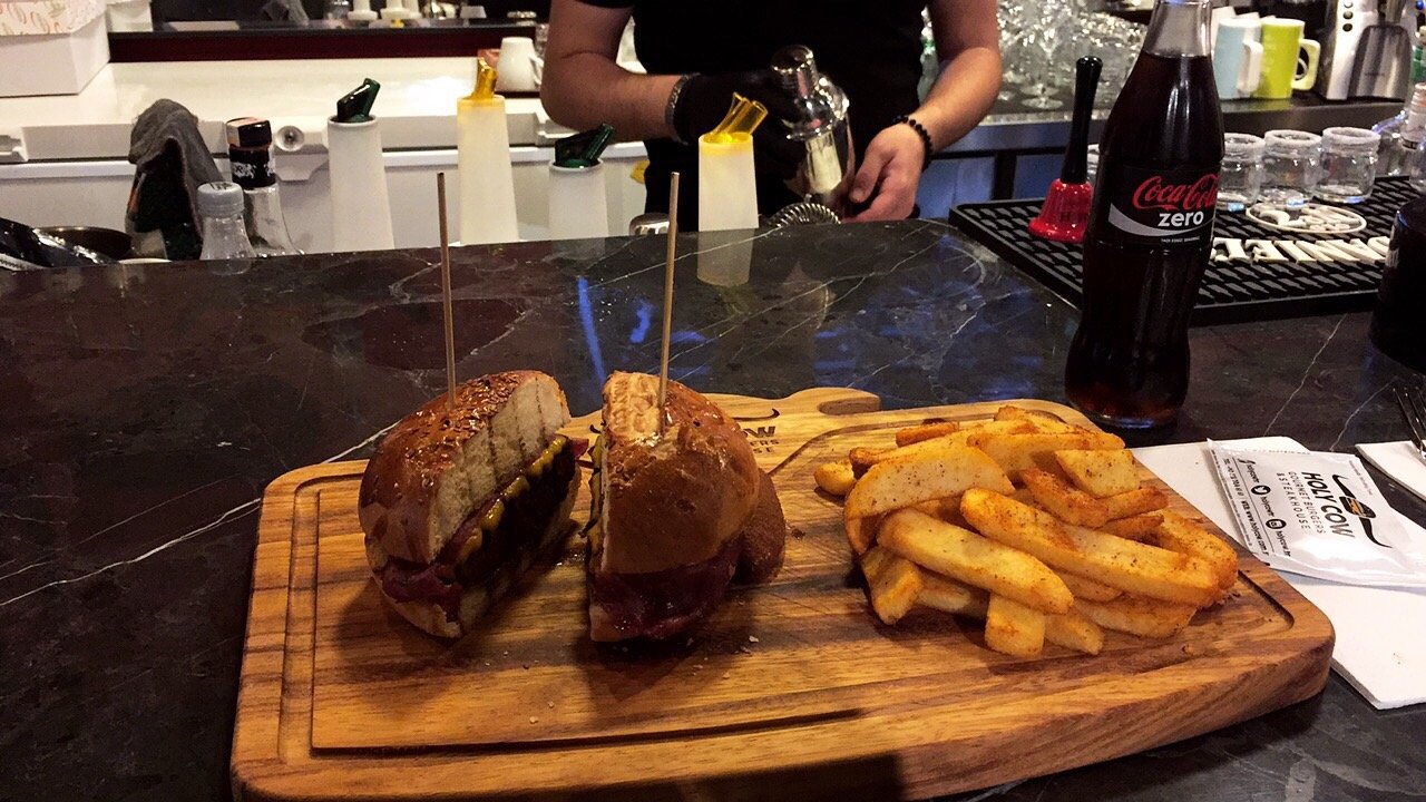 Holy Cow Gourmet Burgers & Steakhouse Fotoğrafları